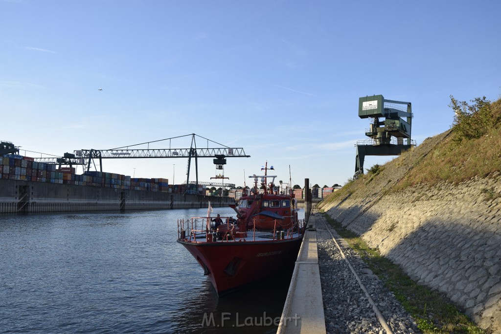 Havarie Wassereinbruch Motorraum beim Schiff Koeln Niehl Niehler Hafen P064.JPG - Miklos Laubert